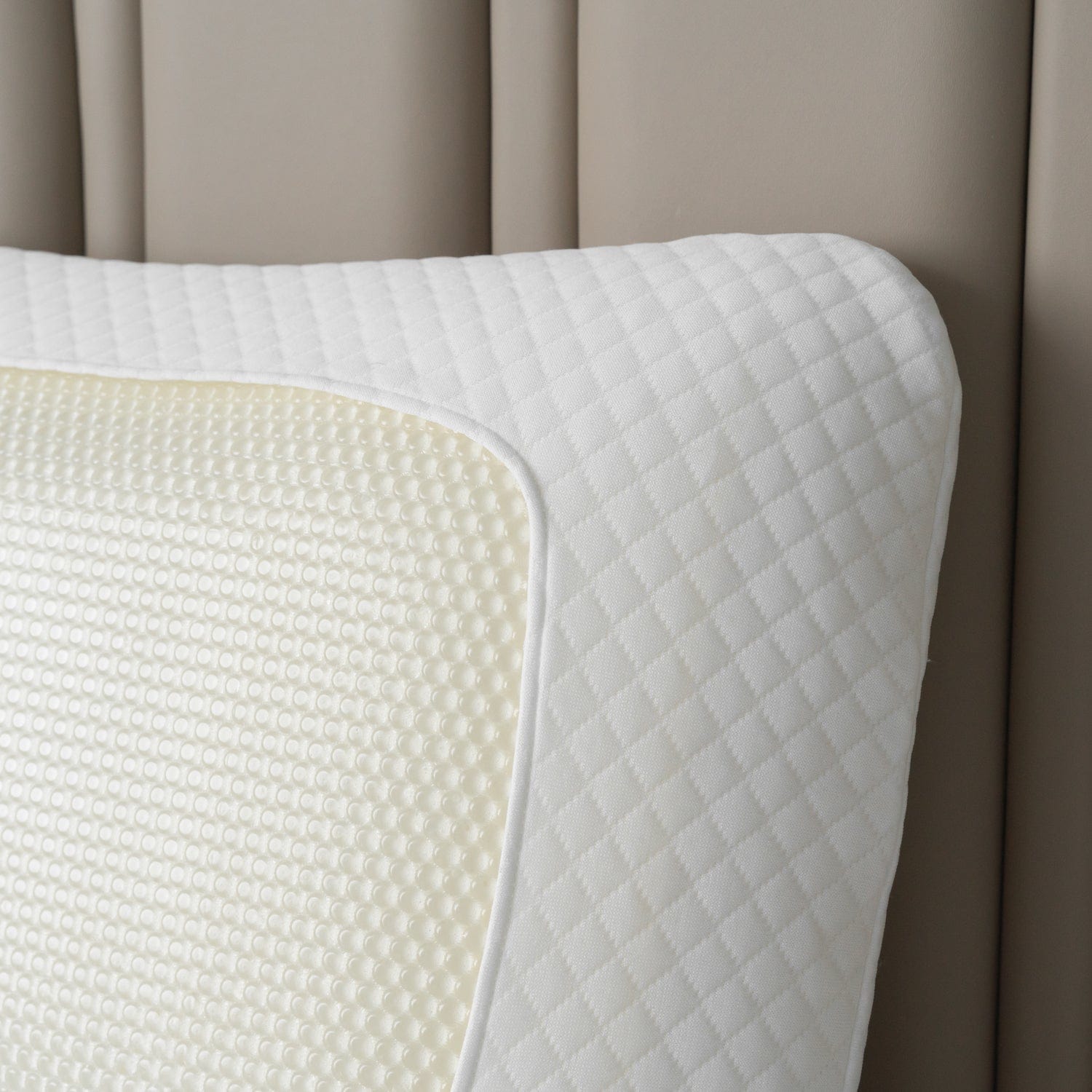 Cascade Cool Gel Memory Foam Pillow – White – Standard